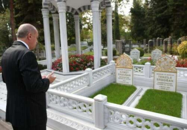 Cumhurbaşkanı Erdoğan'dan anne ve babasının mezarlarına ziyaret