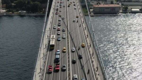 Klasik otomobillerin 15 Temmuz Şehitler Köprüsü'nden geçişi havadan fotoğraflandı