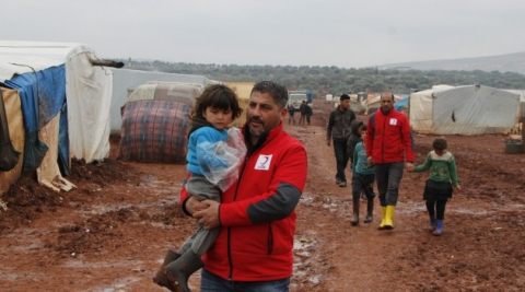Saldırılardan kaçan Suriyeliler boş arazilere çadır kuruyor