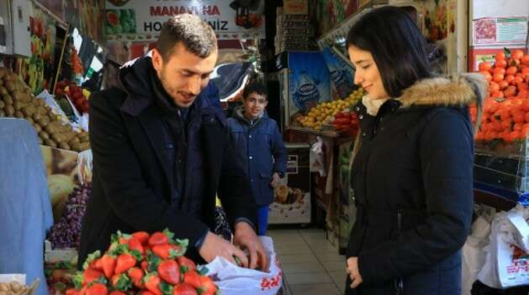 Aşeren kadınların eşleri soluğu bu manavda alıyor