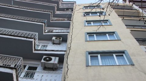 Deprem sırasında meydana gelen sıva çatlağı paniğe neden oldu