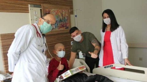 Gurbetçi futbolcudan hastanede yatan çocuklara anlamlı ziyaret