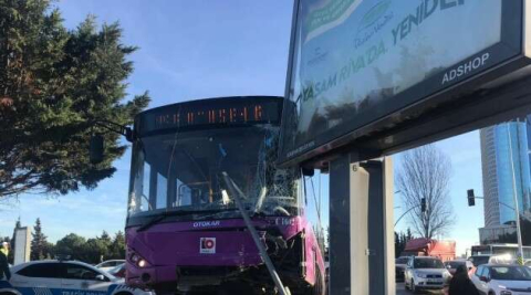 Ataşehir’de feci kaza: İstanbul Otobüs AŞ’ye ait otobüs ile otomobil çarpıştı