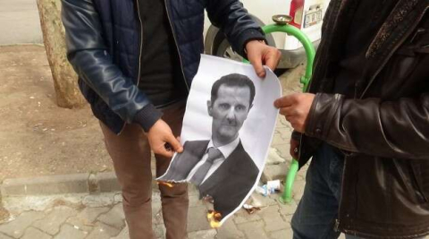 HDP önünde evlat nöbeti tutan aileler Esad’ın fotoğrafını ateşe verdi