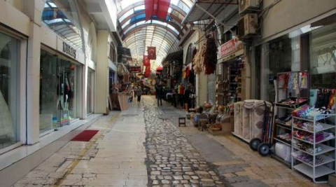 Binlerce kişinin uğradığı tarihi Uzun Çarşı boş kaldı