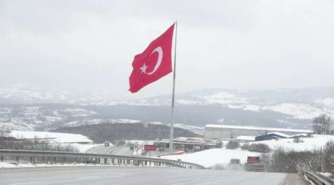 Kar ve 2 bin metrekarelik dev Türk bayrağı güzelliği