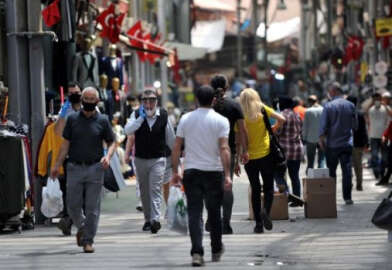 Bursa'da sokağa çıkma yasağı öncesi çarşı ve pazarlarda yoğunluk