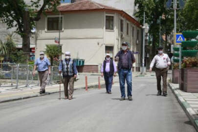 Bursa'da 65 yaş ve üzeri sokağa çıktı, yürüyüş yaptı