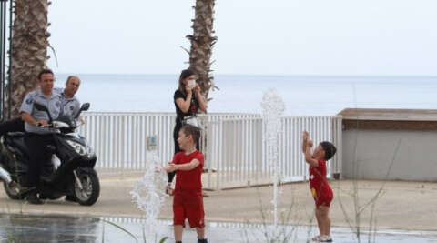 Antalya’da çocuklar sahile akın etti