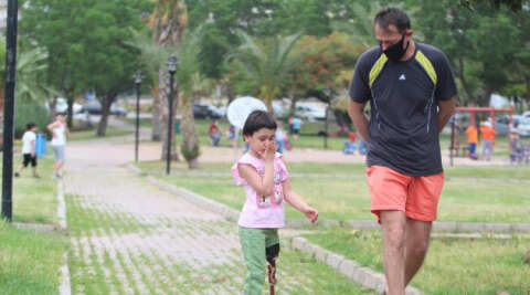 Antalya’da sol bacağını kaybeden küçük Özge de ilk kez sokağa çıktı