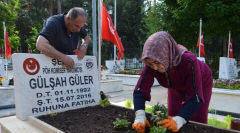 15 Temmuz şehidi Gülşah Güler’in annesi, kızının mezarını çiçeklerle donattı