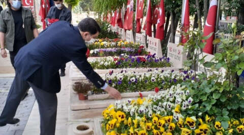 Ankara Valisi Şahin şehitlikleri ziyaret etti