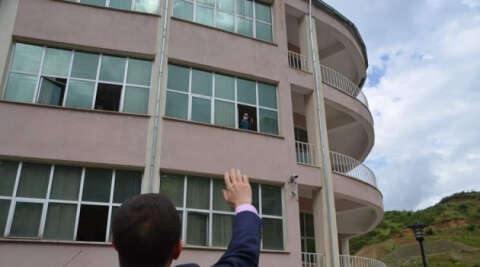Korona hastası başkan ziyaretçilerini pencereden selamladı
