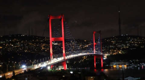 İstanbul’un köprüleri Azerbaycan bayrağı renklerine büründü