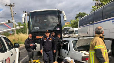 Bursa'da otomobil servis otobüsünün altına girdi: 1 ölü