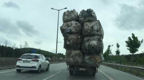 (Özel) İstanbul’da yük sınırını aşan kamyonetin tehlikeli yolculuğu kamerada