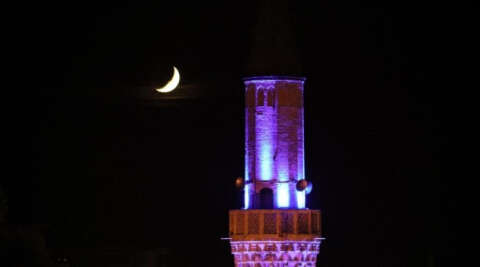 Karaman’da minare ile hilalin buluşması mest etti