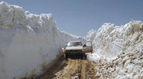 Antalya’da kar kalınlığı 4,5 metreli bulan yolların açılması çalışmaları