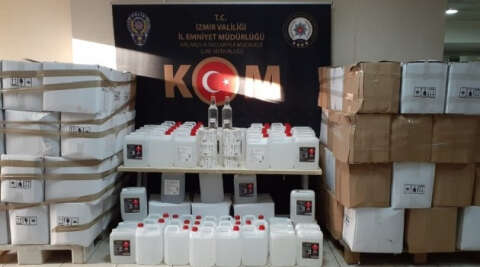 İzmir’de iki ayrı depoya baskın: Yaklaşık 8 ton sahte etil alkol ele geçirildi
