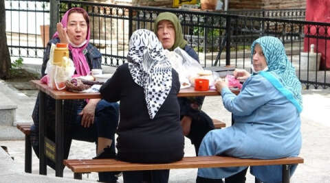 Bursa'da sokağa çıkan ihtiyarların piknik keyfi