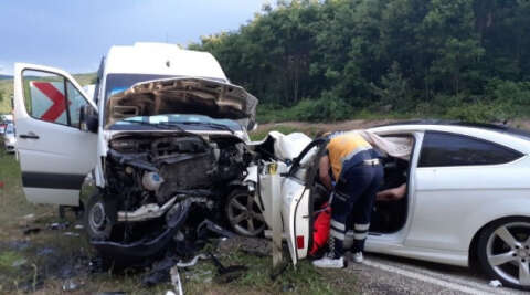 Tekirdağ’da otomobil ile minibüs kafa kafaya çarpıştı: 7 yaralı