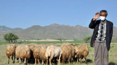 Bakan Pakdemirli: “Mehmet Emin amcamıza 20 koyun hediye ettik”