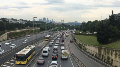 İstanbul’da kısıtlamasının kalkmasıyla trafik yoğunluğu yaşandı