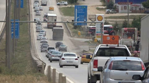 Kısıtlama kaldırıldı, sürücüler yollara akın etti: ’kilit kavşak’ta trafik yoğunluğu