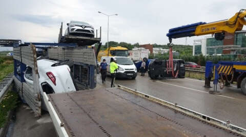 Bursa'da kaza! Otomobiller otobana saçıldı