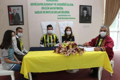 Fenerbahçe formasıyla nikah masasına oturdular