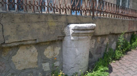 Bolu’da, Roma döneminden kalma mezar taşının cami inşaatında kullanılması tepki çekiyor