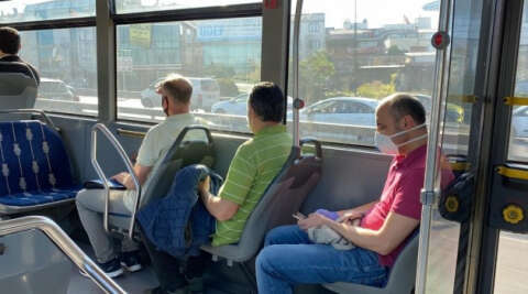 Metrobüsler ve duraklarda dikkat çeken yoğunluk