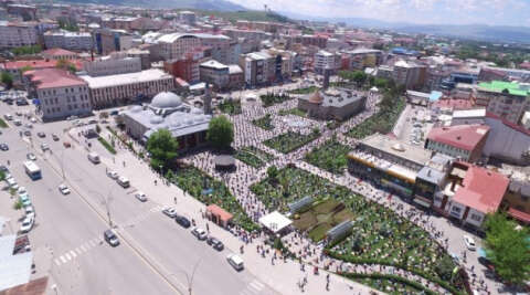 Erzurum’da binlerce vatandaş cuma namazı kılmak için kent meydanlarına akın etti