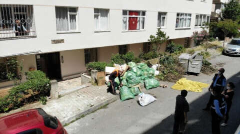 (Özel) Pendik’te bir evden üç ton çöp çıktı