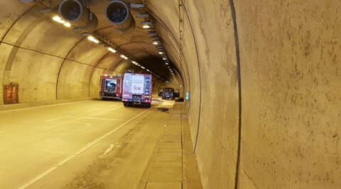 Sarıyer Tüneli’nde bir araç henüz bilinmeyen nedenle alev aldı. Tünel girişi trafiğe kapatılırken itfaiye ekipleri araca müdahale ediyor.