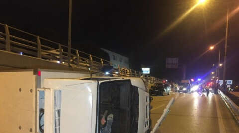 Lüks aracın çarptığı kamyonet yan yatarak metrelerce sürüklendi: 1 yaralı