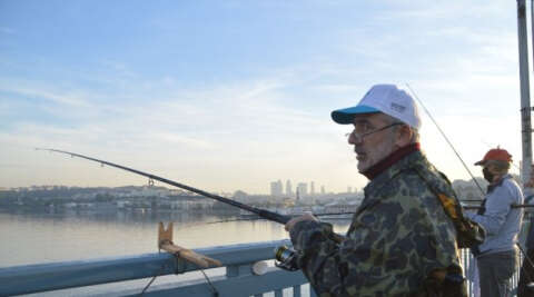 (ÖZEL) Hafta sonu kısıtlama olmadı, balıkçılar oltalarını alıp Unkapanı Köprüsünde balık tuttu