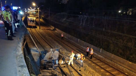 Şirinevler’de kontrolden çıkan otomobil savrularak metro raylarına uçtu. Kazada 1 kişi yaralandı. Ekiplerin çalışmaları devam ediyor