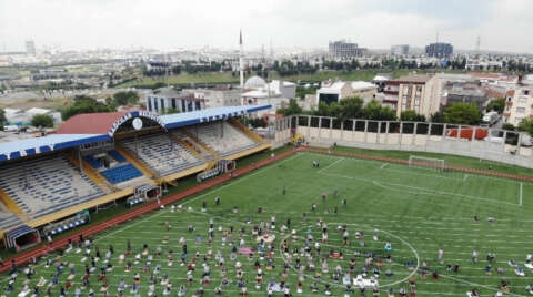 Bağcılar Mahmutbey Stadı’nda sosyal mesafeli cuma namazı drone ile görüntülendi