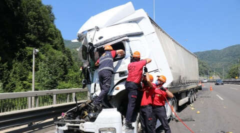 Bolu TEM’de tır önündeki kamyona çarptı: 1 yaralı