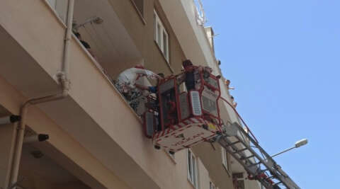 Bursa'da matkap patladı, balkonda mahsur kaldılar