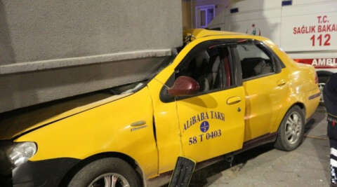 Ticari taksi balkona çarptı: 2 yaralı