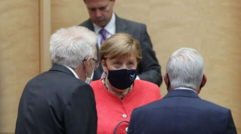 Başbakan Merkel, eleştiriler üzerine maskeli ilk kez görüntülendi