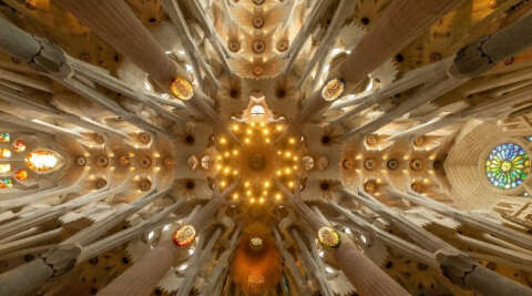İspanya’da ünlü Sagrada Familia Bazilikası, salgında görev alanlar için yeniden açıldı