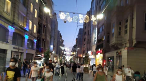 İstiklal Caddesi ve Taksim Meydanı’nda korona virüs tedbirleri unutuldu