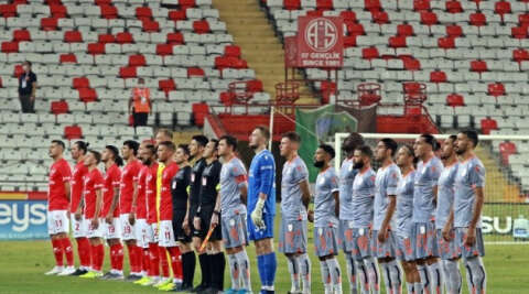 Süper Lig: Antalyaspor: 0 - Medipol Başakşehir: 0 (İlk yarı)