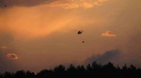 Havanın aydınlanmasıyla bir helikopter indi bir helikopter kalktı
