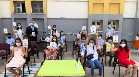 ‘Arkadaş’ kitabı Ankara’da öğrencilere dağıtıldı