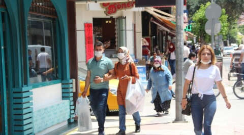 Korona virüsün ’pik’ yaptığı Afyonkarahisar’da sokaklardaki kalabalık azaldı