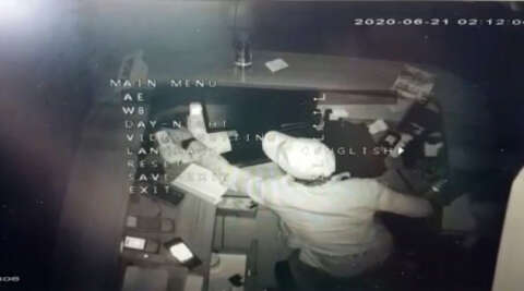 (Özel) İstanbul’da hırsızlık için girdiği iş yerinde “portakal suyu” sıkan hırsız kamerada